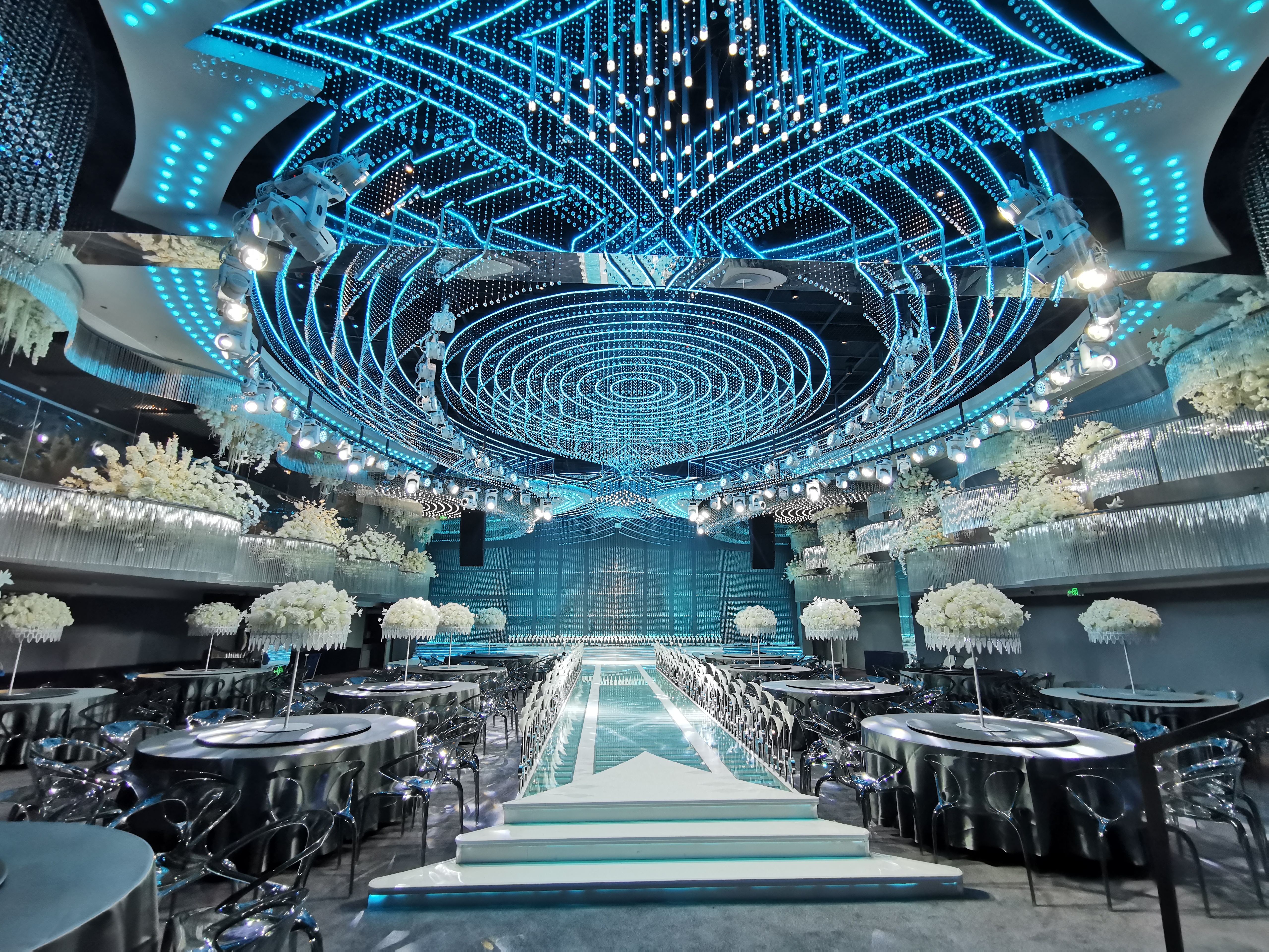 Zhejiang Honor Wedding Art Center has selected the Ruifeng Intelligent VK210 Line Array Speaker System.